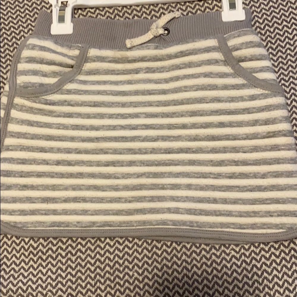 Cat & Jack grey & white skirt